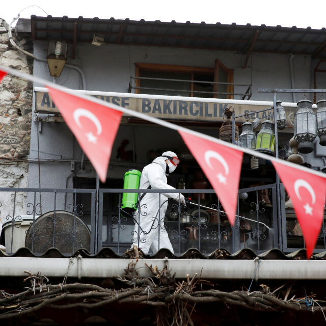 63 млн. души под карантина: В над 30 турски града се въвежда пълна забрана за излизане до понеделник