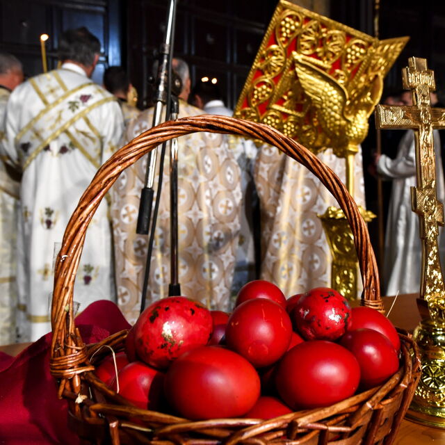 Заплахата от COVID-19 остави православните християни на Великден по домовете им