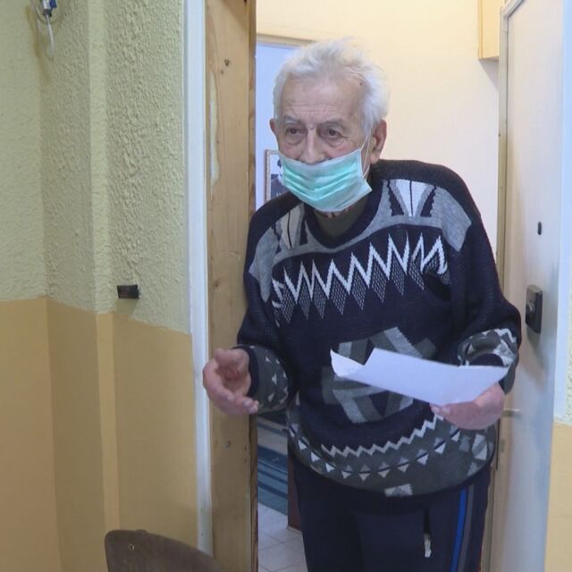 81-годишният дядо Възкресий дари пенсията си на лекарите в болницата на Сливен