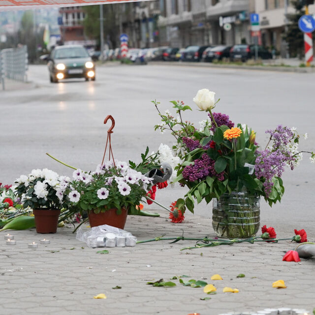 Цветя и свещи на мястото, където загина Милен Цветков (ВИДЕО И СНИМКИ)