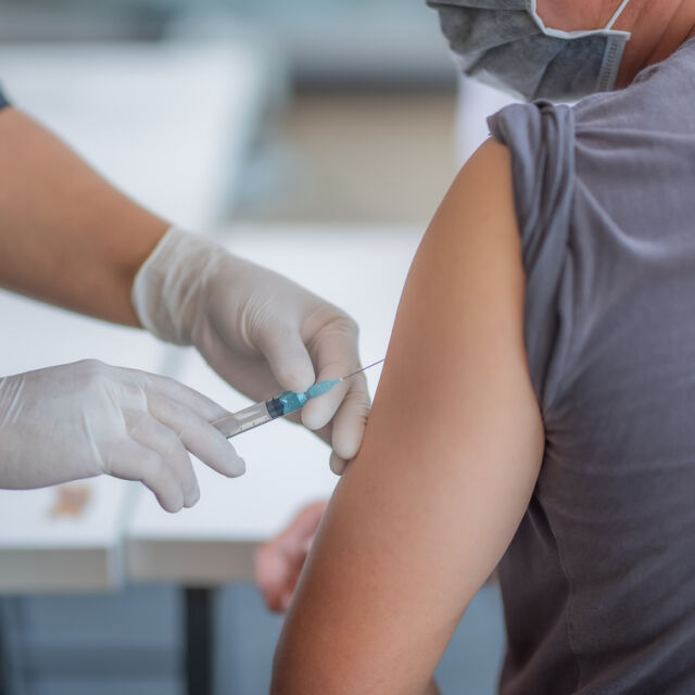 Германия ще предложи трета доза ваксина срещу COVID-19 на възрастните хора 