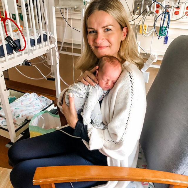 Сълзи от радост: Бебето, родено от майка в кома и с коронавирус, се срещна със сестричката си за първи път