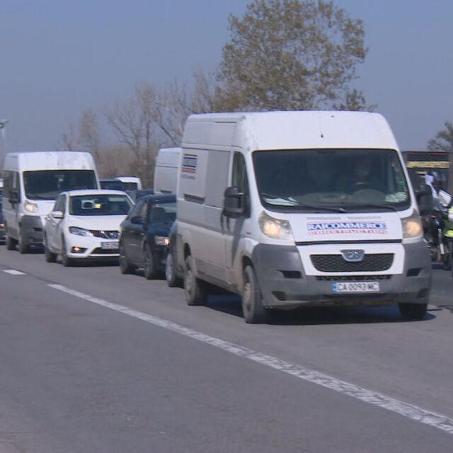 Интензивен трафик по КПП-тата около София и в събота