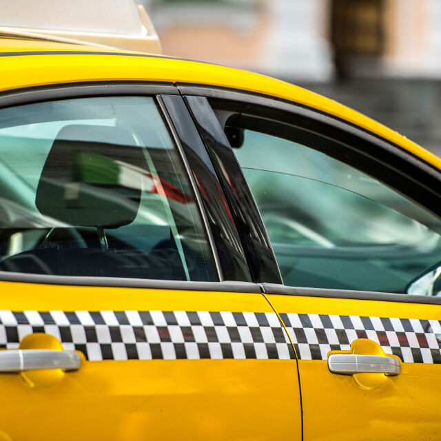 "Ще ти потроша колата": Мъж извика такси в София, а след това извади нож на шофьора и го ограби