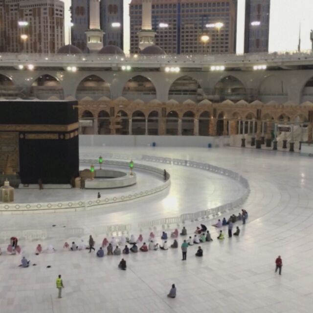 С празен площад – така Мека посрещна първата нощ от свещения месец Рамазан