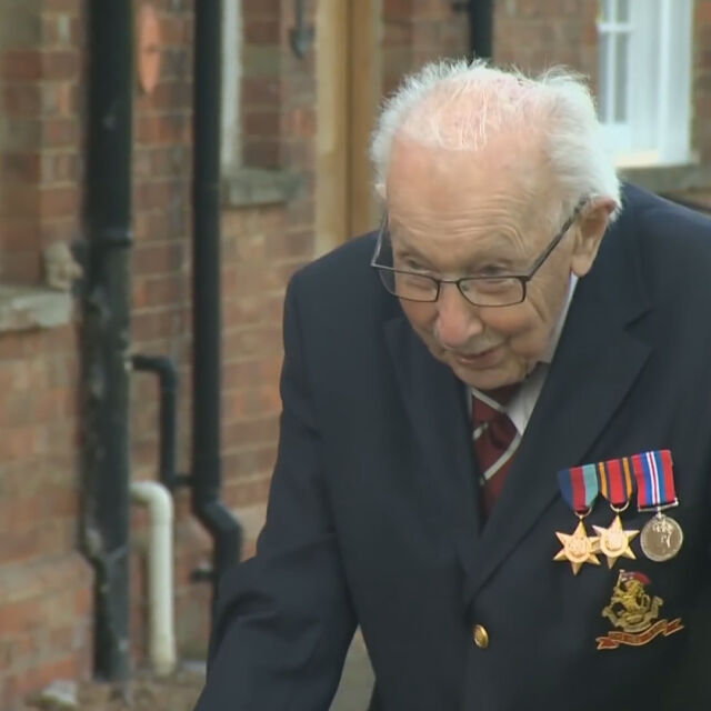 100-годишен британски ветеран държи челни позиции в класацията на „АйТюн“