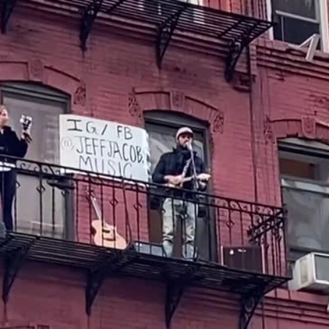 "Всичко ще бъде наред": музикант изнесе концерт от балкона си в Ню Йорк (ВИДЕО)