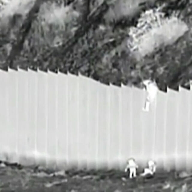 Трафиканти хвърлиха малки деца през оградата между САЩ и Мексико
