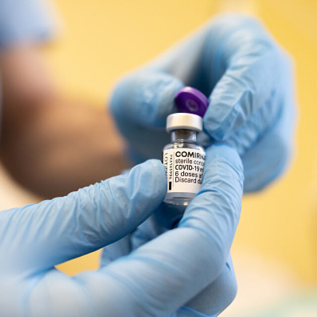 Личните лекари започват поставянето на РНК ваксини