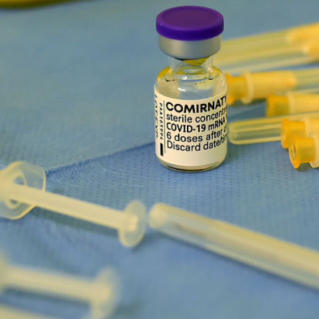 "Пфайзер" обяви, че бустерната доза от ваксината ѝ защитава и срещу „Омикрон“
