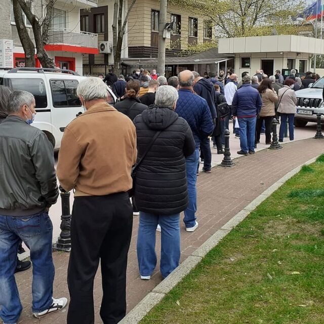 Изборите в Бурса: Опашки и напрежение заради попълването на декларации