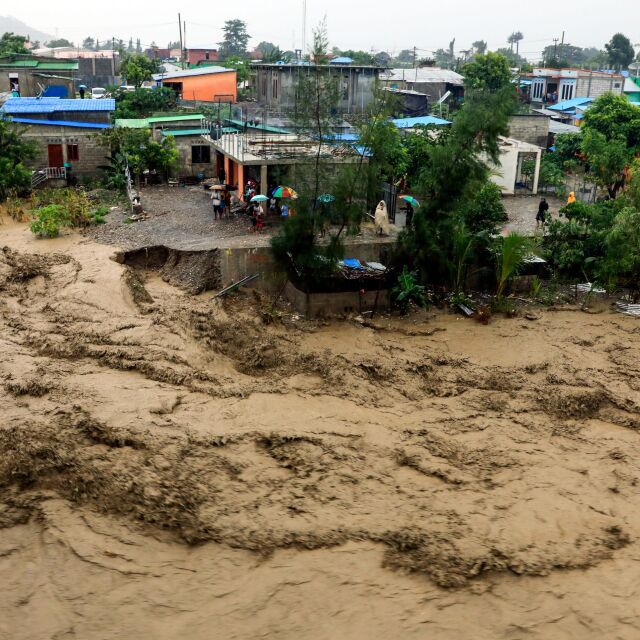 Наводнения и свлачища отнеха живота на десетки в Индонезия 
