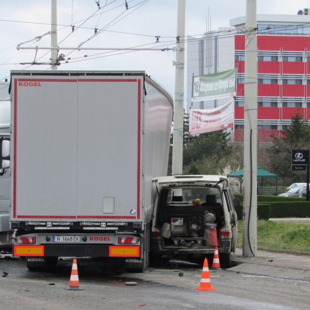 Тир удари два автомобила на кръстовище в Русе