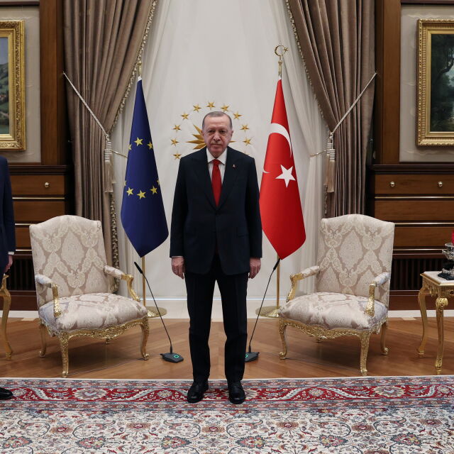 Ориентът среща Европа: Ердоган отказа да седне като равен с председателя на ЕК (ВИДЕО)