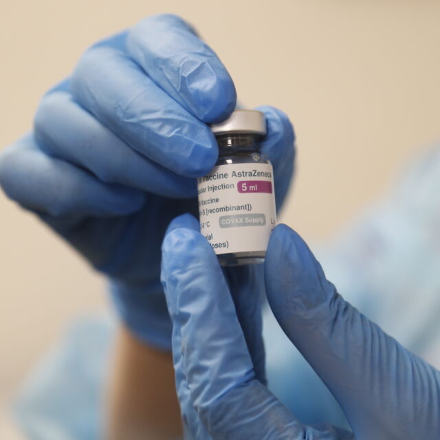 Ваксинацията с „АстраЗенека“ продължава, здравните власти отчитат по-слаб интерес