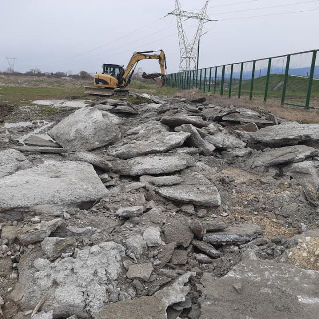 След репортаж по bTV: Разчистват зелени площи, в които е изхвърлян бетон в Пловдив