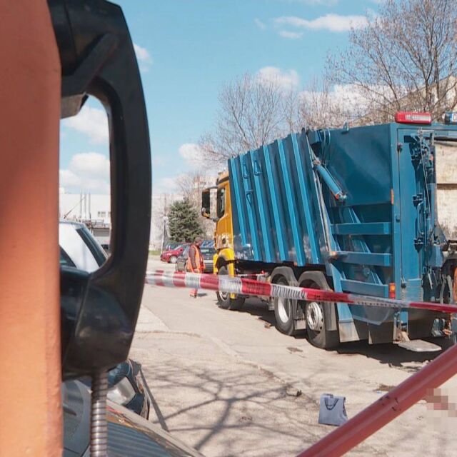 Боклукчийски камион блъсна жена и дете в София