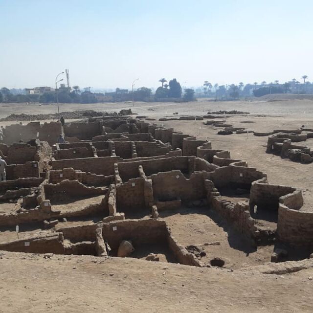 Археолози откриха заровен под пясъците на Египет древен град на 3400 години