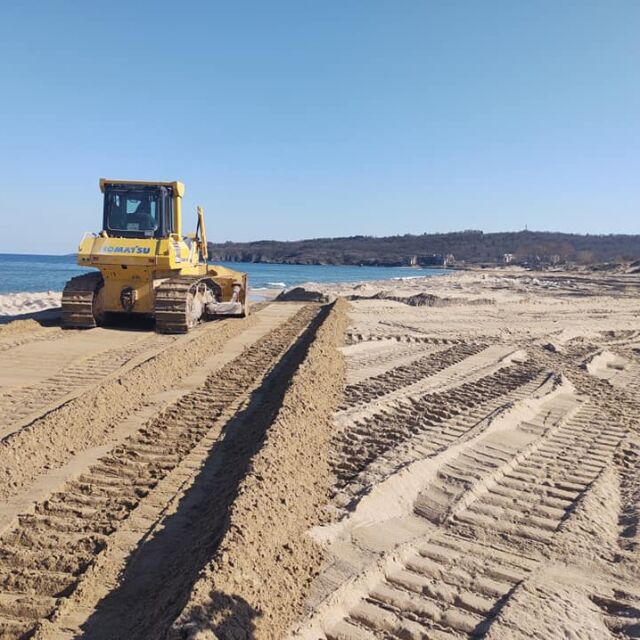 Окръжната прокуратура разпореди проверка след сигнали за разораване на пясъка на плаж "Смокиня"