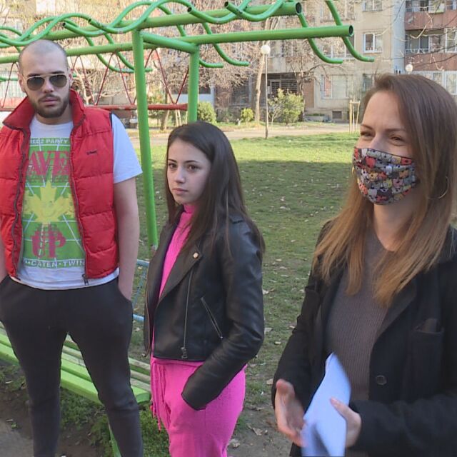 В кв. „Белите брези“ в София от години чакат ремонт на детска площадка