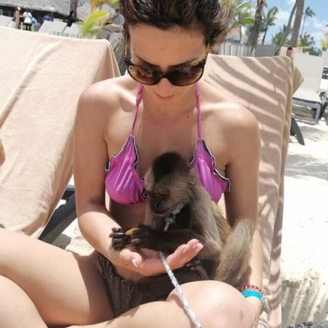 Хепи Ванче се забавлява с маймунка на плажа в Доминиканската република  (СНИМКИ)