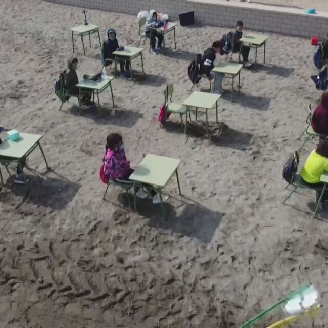 Да учиш на пясъка: Един ден в „класна стая“ на плажа (ВИДЕО)