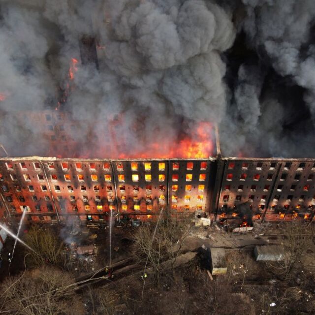 Гигантски пожар изпепели историческа сграда в Санкт Петербург (СНИМКИ и ВИДЕО)