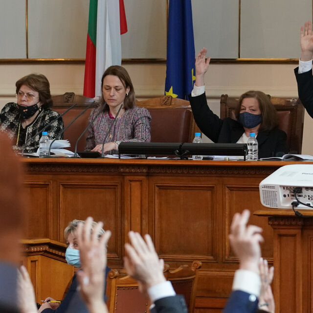 Парламентът гласува оставката на кабинета „Борисов 3“ 
