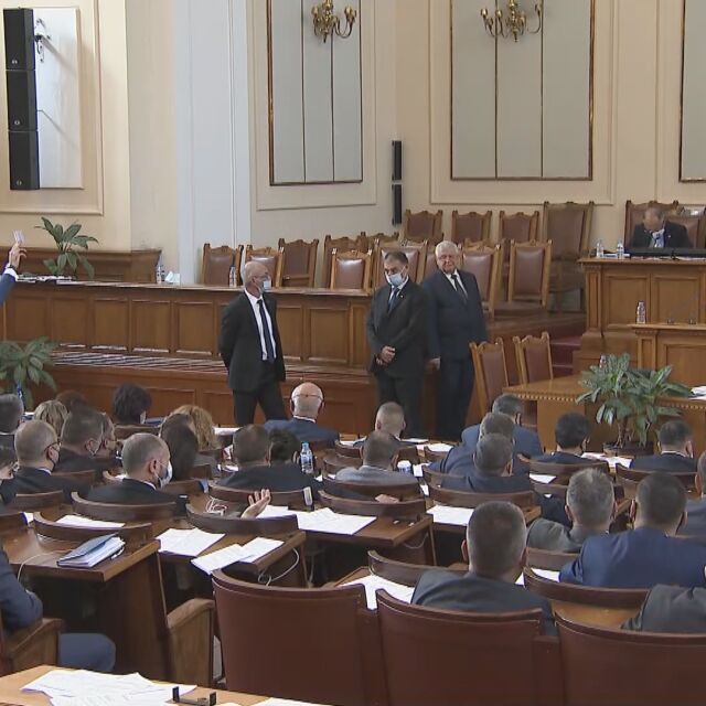 Депутатите задължиха Борисов да се яви за изслушване в НС в сряда, последва скандал (ВИДЕО)