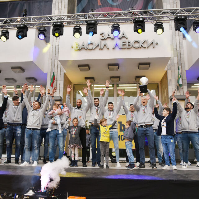 Стотици посрещнаха шампиона "Хебър" в Пазарджик (ВИДЕО)