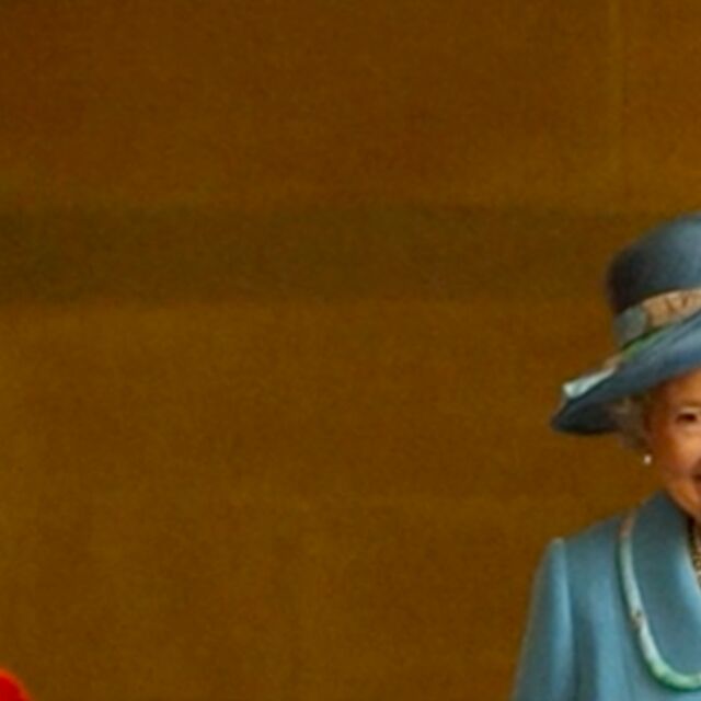 Крис Иънг за историята на една от най-популярните снимки на кралица Елизабет и принц Филип