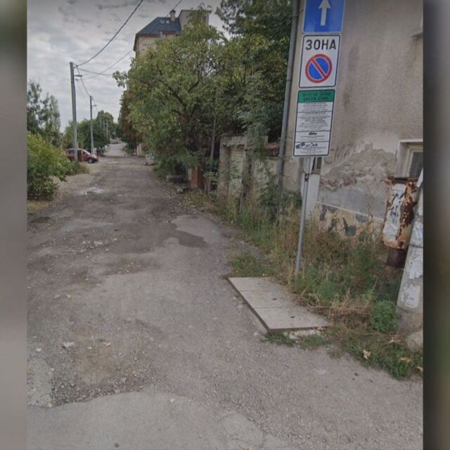 Зелена зона на улица без асфалт в София: Защо е въведено платеното паркиране?