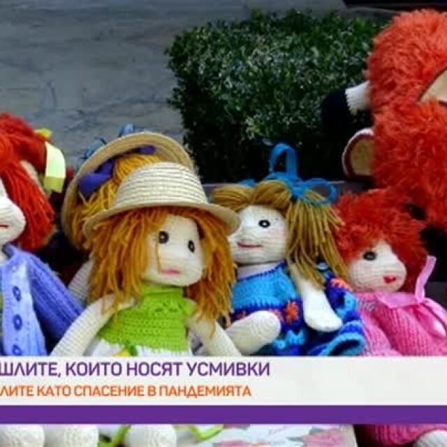 Да замениш цигарите с куки за плетене: Историята на Веселина Божинова и нейните кукли