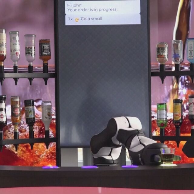 Барман робот сервира напитки в заведение в Швейцария (ВИДЕО)