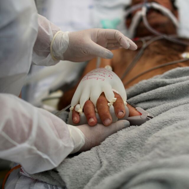 „Ръцете на любовта“: Ръкавици с топла вода успокояват COVID пациенти в кома (СНИМКИ и ВИДЕО)
