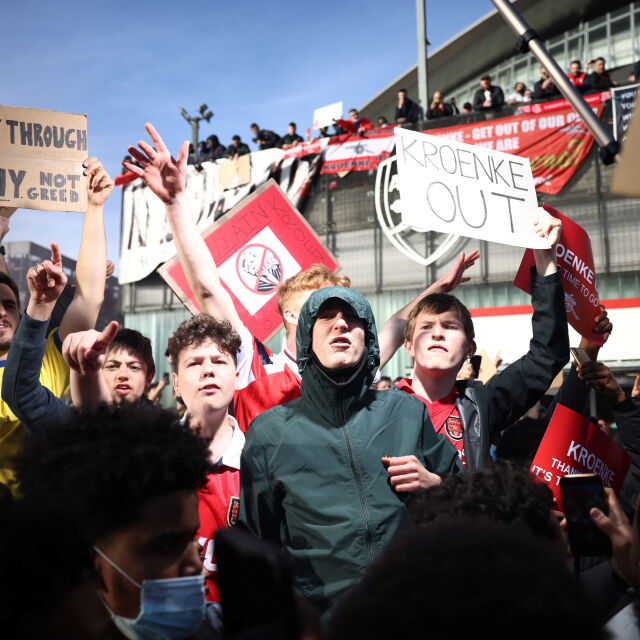 И феновете на "Арсенал" на протест! "Крьонке вън!" преди мача с "Евертън"