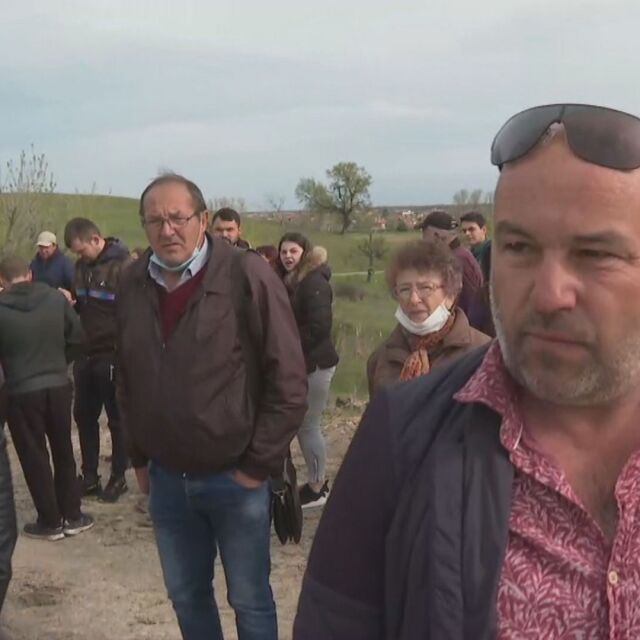 Протест в хасковско село заради загробване на болни птици в землището му