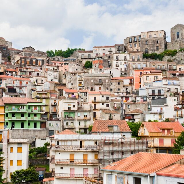 Пореден италиански град предлага къщи на цената на едно еспресо