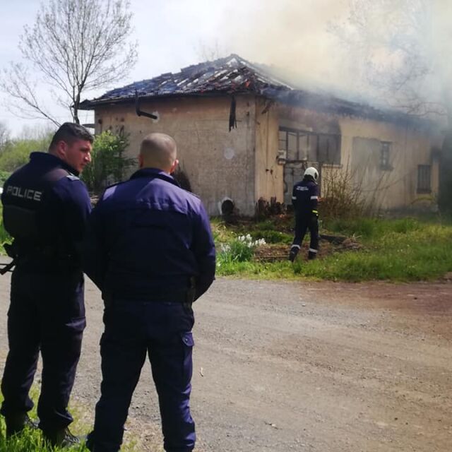 Пожар в цех за боядисване на автомобили край Бургас