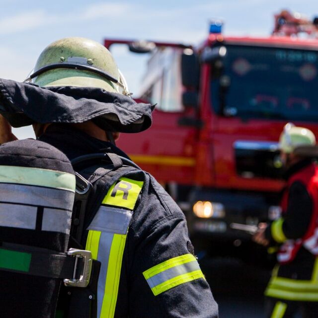  Коли са смачкани след злополука край Разград, пожарникари вадят умрял водач 