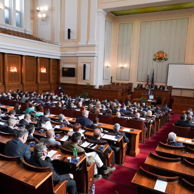 Спор в парламента за гласуването на българите в чужбина и броя на секциите извън ЕС 