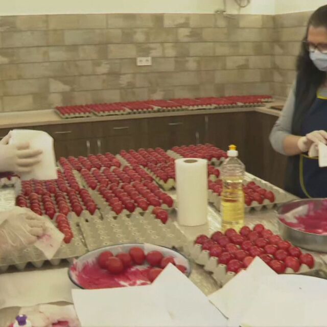 В Бачковския манастир боядисват 2021 червени яйца за Великден