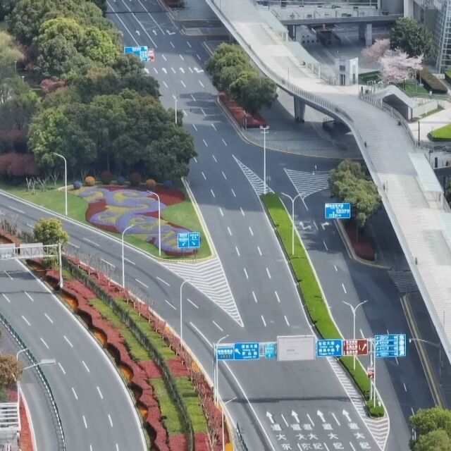 Локдаун и през 2022 г.: COVID-19 опразни улиците на Шанхай (ВИДЕО)