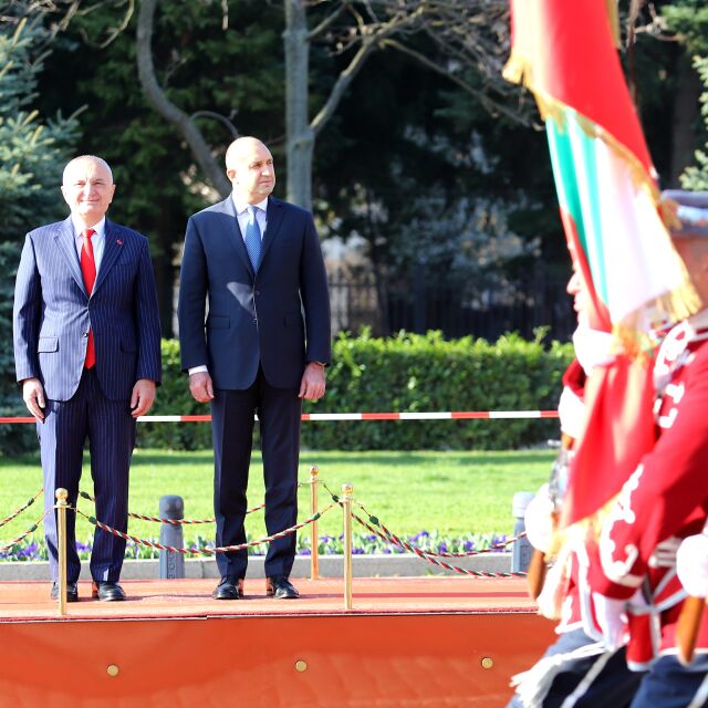 Румен Радев посрещна албанския президент пред Паметника на Незнайния воин