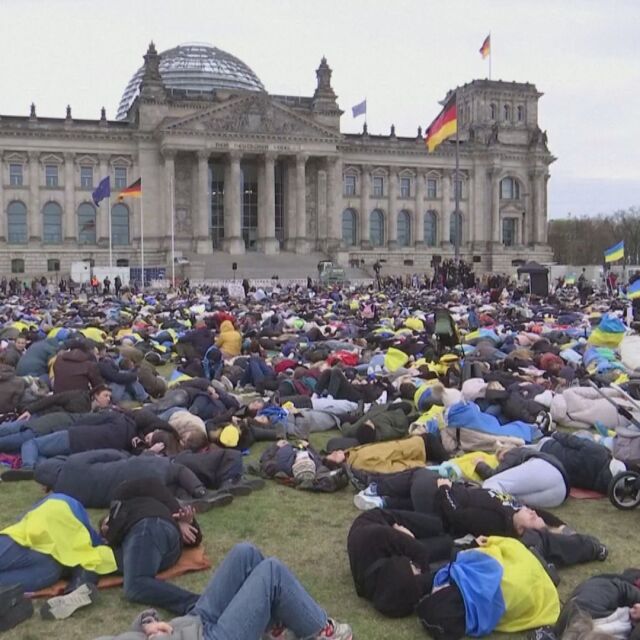 Хиляди лежаха на земята в Берлин в памет на убитите цивилни в Буча (ВИДЕО)