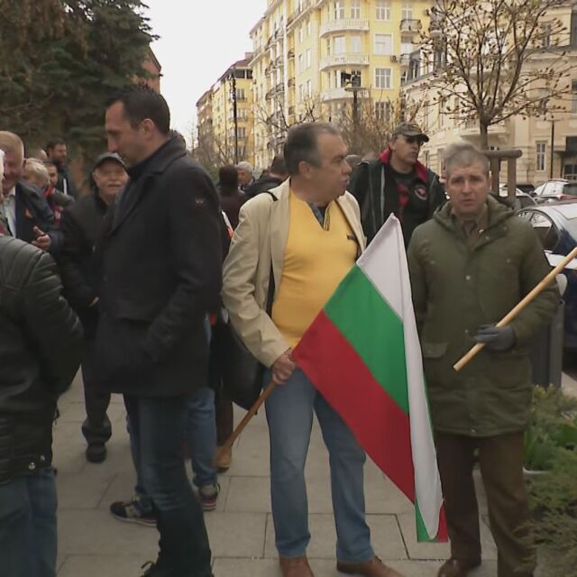 Протест "за" и "против" преименуването на алея "Героите на Украйна" в София