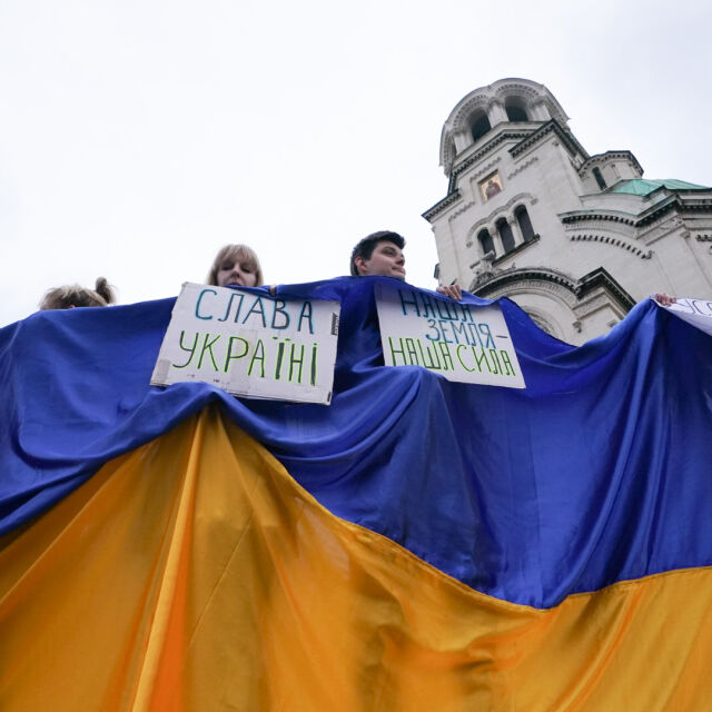 "Не сме неутрални": Граждани се събраха в София в подкрепа на Украйна 