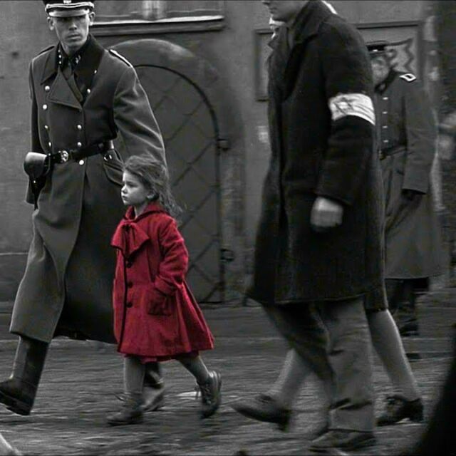 Помните ли момиченцето в червено от "Списъкът на Шиндлер"? Днес тя помага на украински бежанци