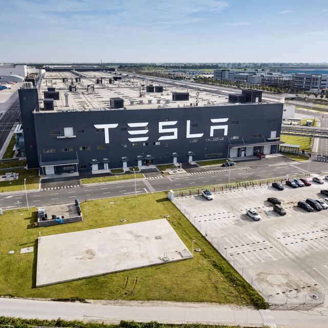 Tesla спира производството на електромобили в гига завод край Берлин 