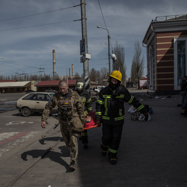 Москва vs Киев: Кой бомбардира железопътната гара в Краматорск?